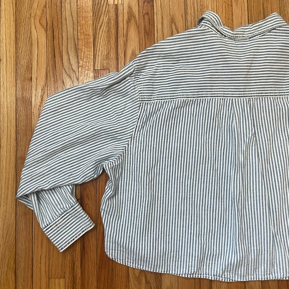 GAP Cropped Stripe Button-Down - Picture 8 of 10
